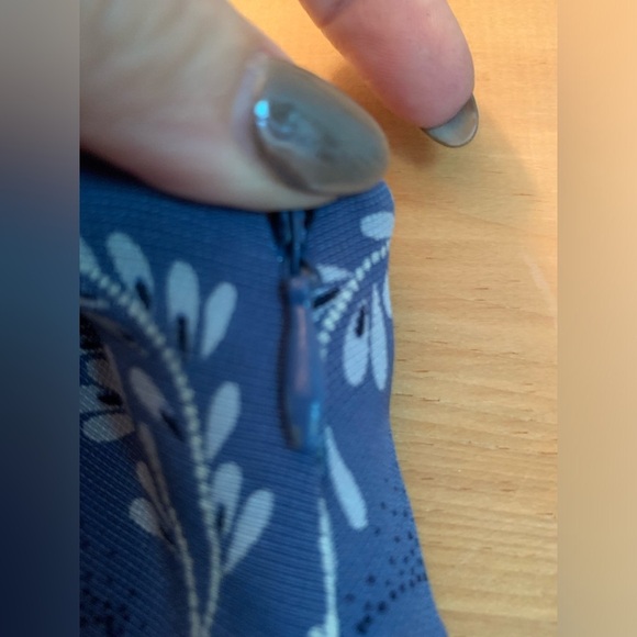 Ann Taylor loft, 100% silk blue and white skirt with side zipper. Size 10 - Picture 6 of 8